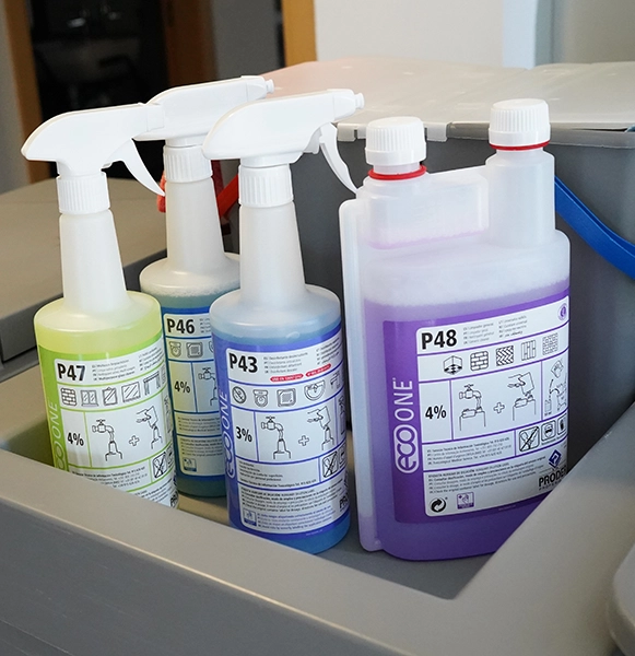 Imagen de productos de la gama ECOONE para la limpieza de superficies.